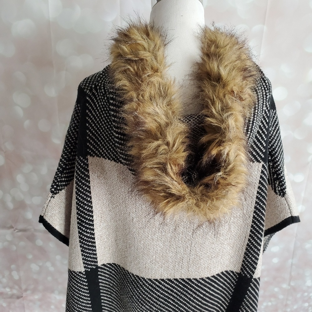 NWT Hooded Faux Fur Plaid Sweater Poncho - Picture 3 of 7
